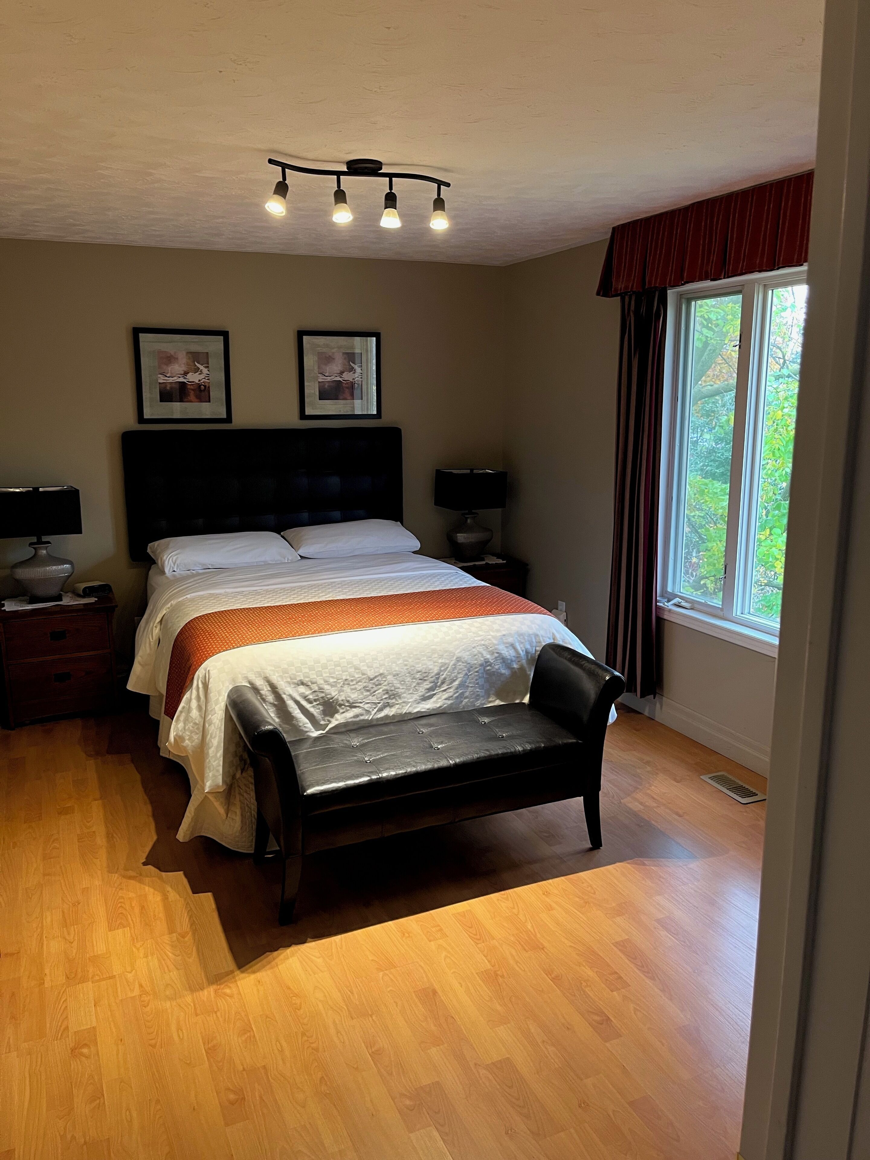 Sistema de insonorización, tabla de planchar con plancha y wifi gratis 