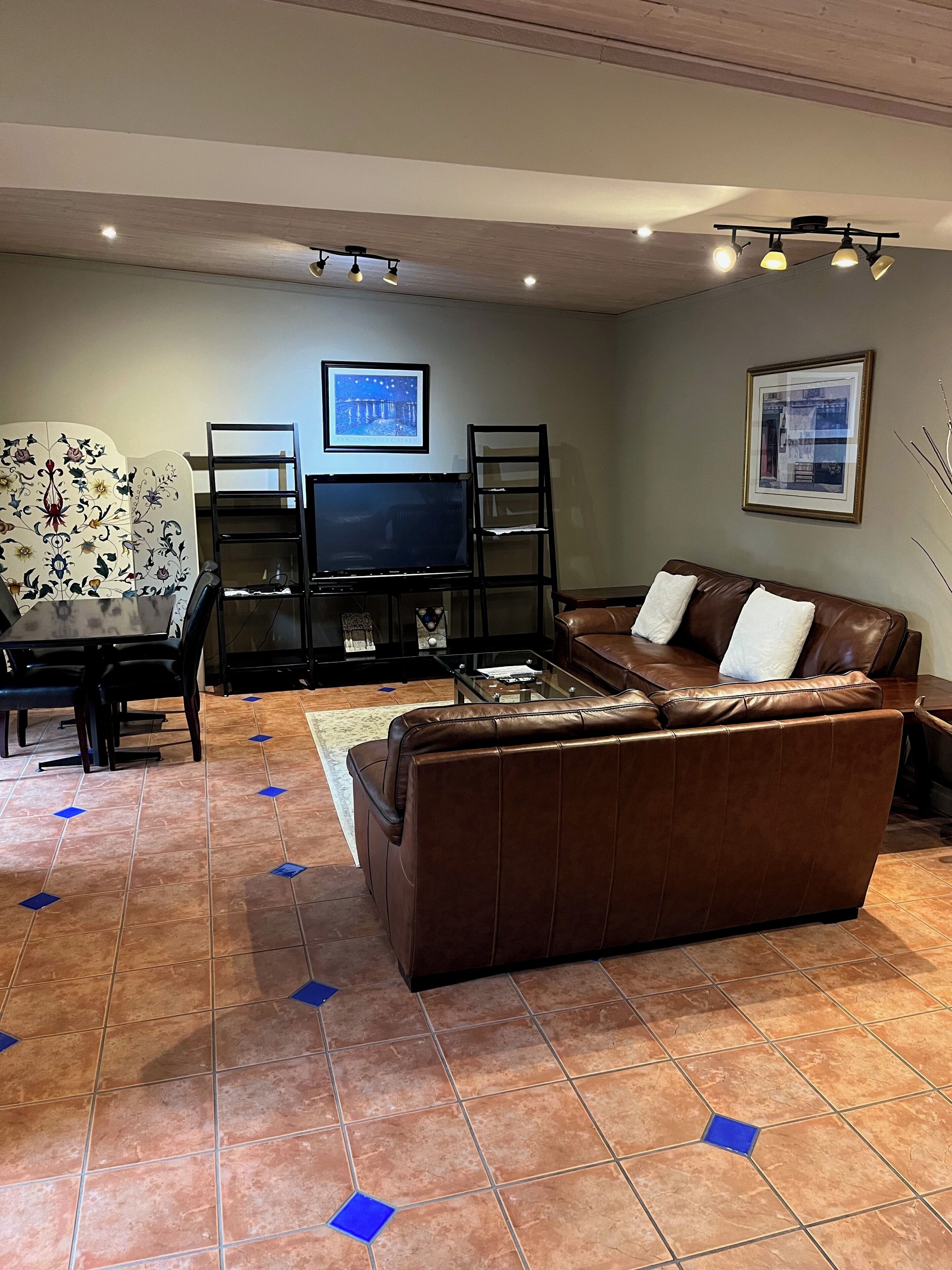 Sistema de insonorización, tabla de planchar con plancha y wifi gratis 