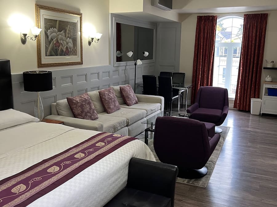 Premier suite, 2 slaapkamers | Geluiddichte muren, een strijkplank/strijkijzer, gratis wifi, beddengoed