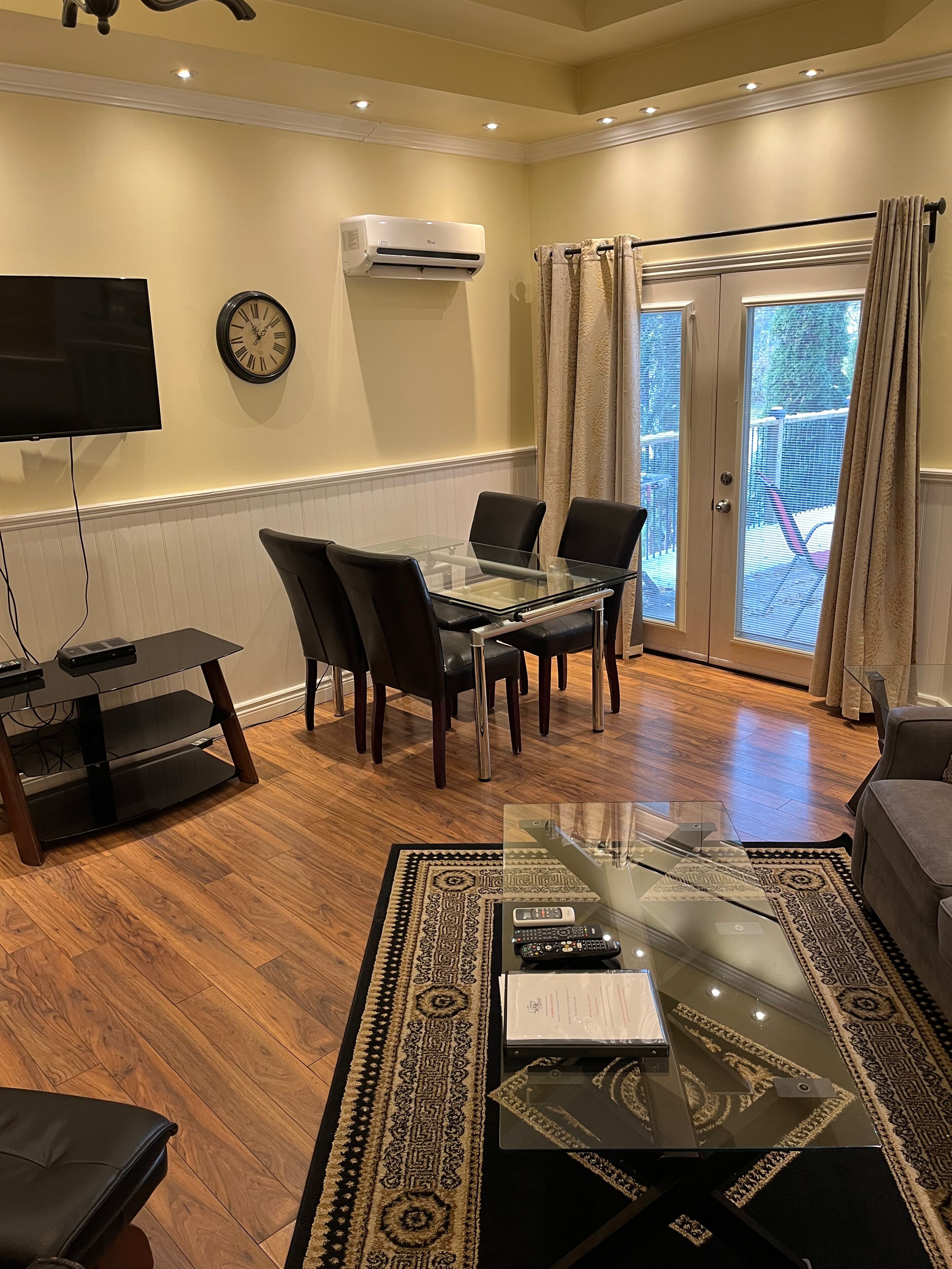 Yellow Rose Suite, 2 King Beds, 2 Bathrooms, Fireplace, Kitchenette