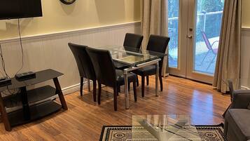 Yellow Rose Suite, 2 King Beds, 2 Bathrooms, Fireplace, Kitchenette