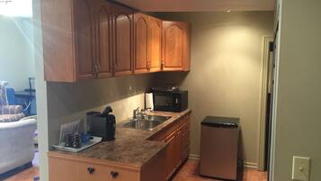 Patio Suite, 1 King Bed and 1 Queen Bed, Fireplace, Kitchenette | Private kitchenette | Fridge, microwave, coffee/tea maker