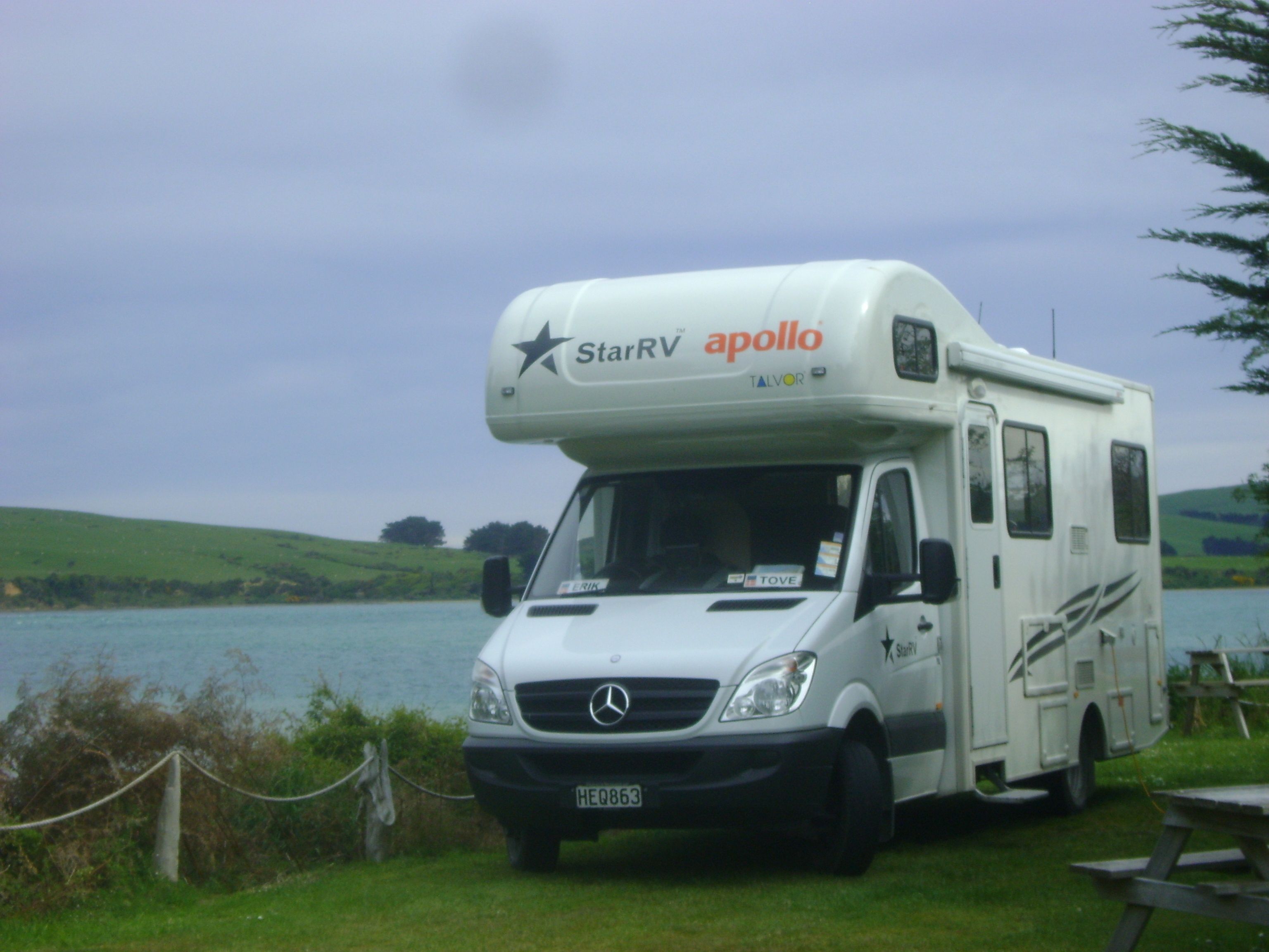 Una autocaravana StarRV Apollo estacionada cerca de un cuerpo de agua.