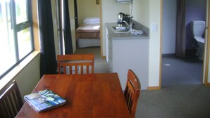 Familie-bungalow, 2 soverom, tilgjengelighetstilpasset, eget bad | Spiseområde på rommet