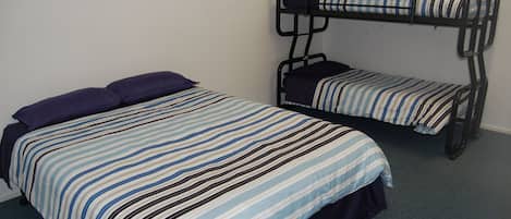 Cabaña Confort, varias camas (Family Suite 1) | Caja fuerte, wifi gratis, ropa de cama