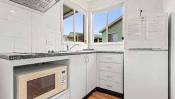 Frigorífico, microondas, placa de cocina y hervidor eléctrico