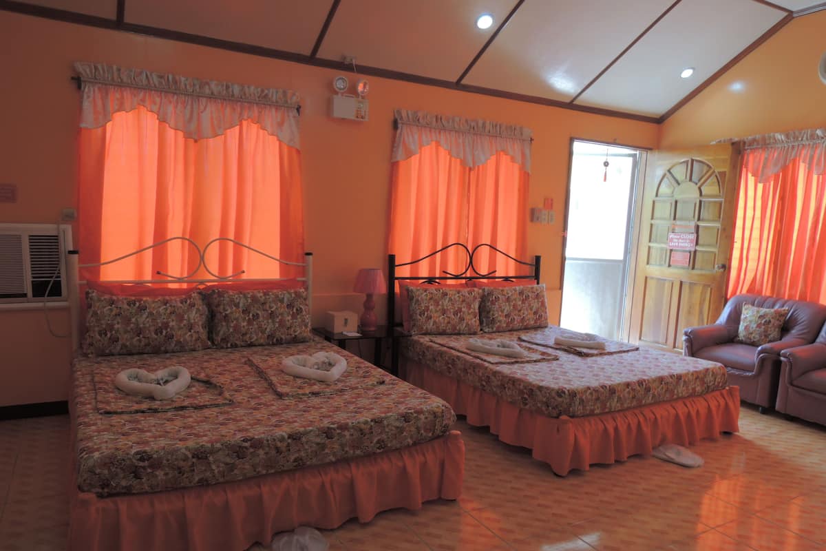 Una habitación con dos camas, una silla y una puerta con un letrero.
