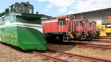 Una estación de tren con varios trenes estacionados en las vías.
