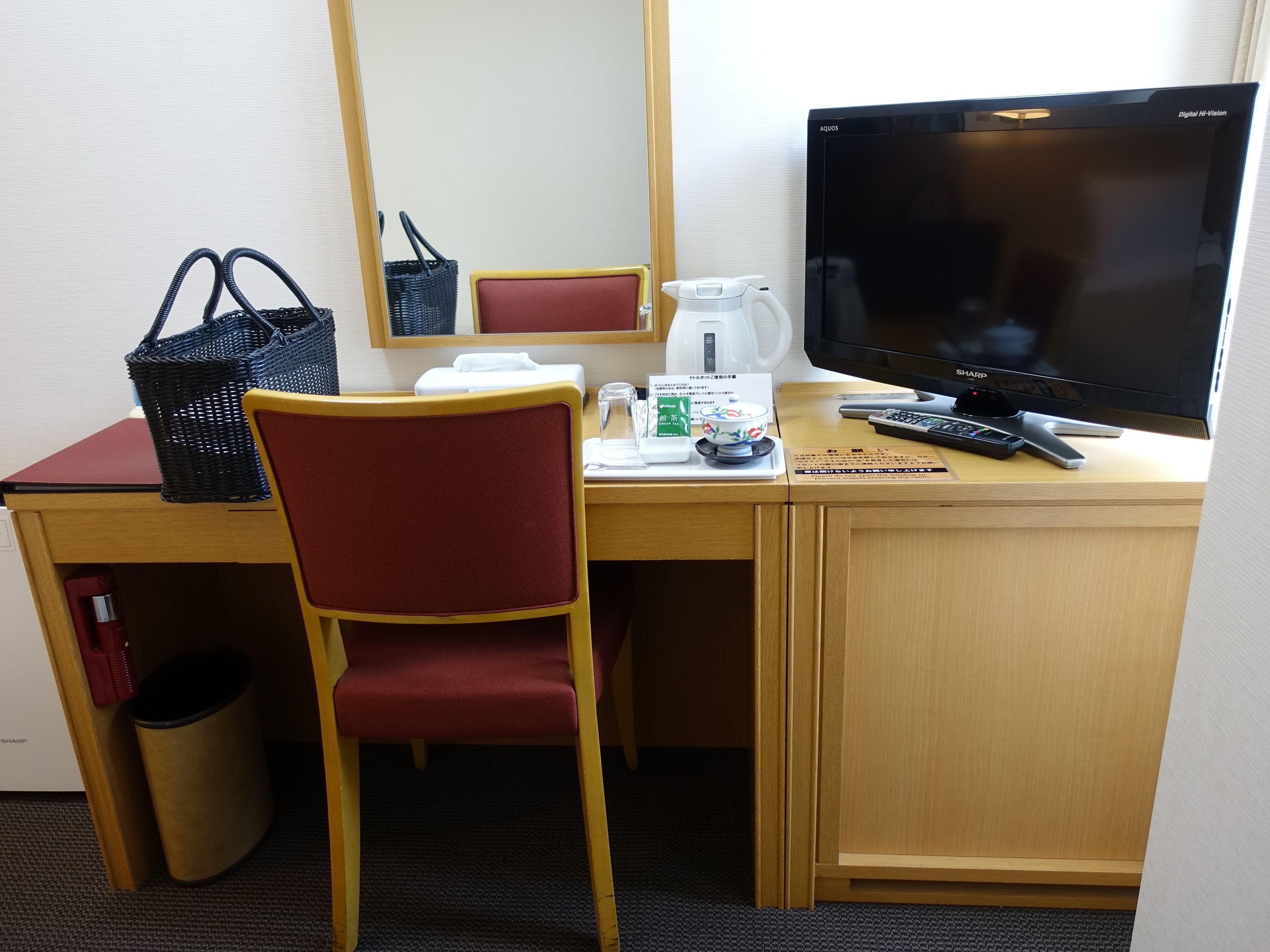 standard single room | in-room safe, desk, soundproofing, free wifi