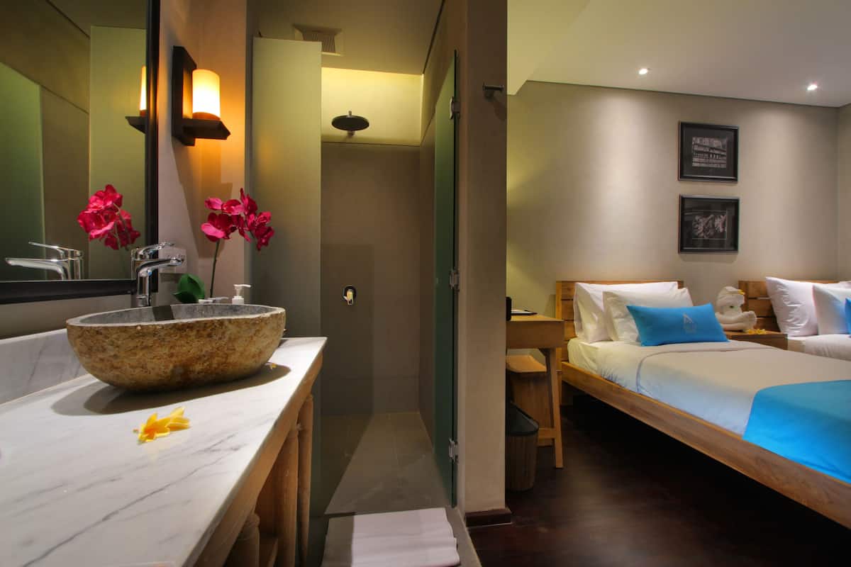 2 bedrooms, minibar, in-room safe, desk