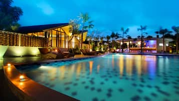 Kolam renang outdoor, dengan payung kolam renang dan kursi berjemur