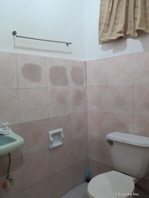 Standard Single Room | Bathroom | Shower, free toiletries, towels - Muro Ami Beach Resort (Panglao)