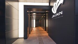 Un pasillo moderno con un letrero destacado que indica 'Jrinn SAPORO SOUTH'.