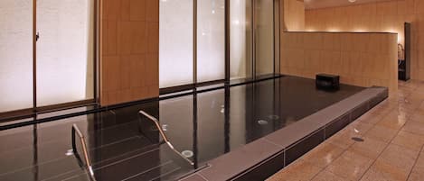 Indoor spa tub