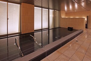 Indoor spa tub