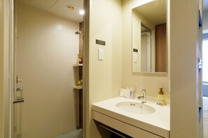Shower, hair dryer, slippers, electronic bidet - JR Inn Sapporo South (Sapporo)