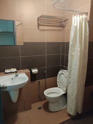 Superior (Twin) | Bathroom | Shower, free toiletries, hair dryer, slippers