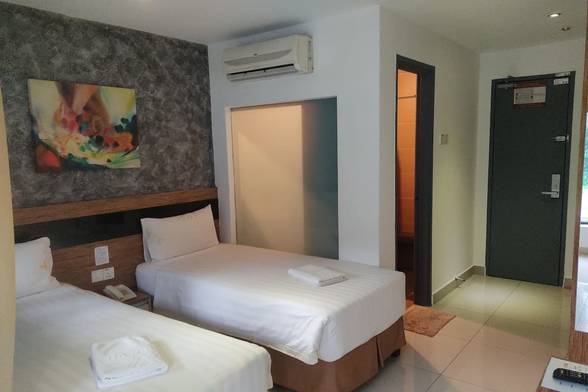 Superior Twin Room | Meja, kalis bunyi, seterika/papan seterika, Wi-fi percuma