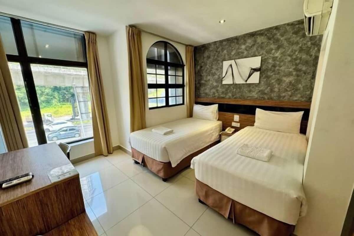 Meja, kalis bunyi, seterika/papan seterika, Wi-fi percuma