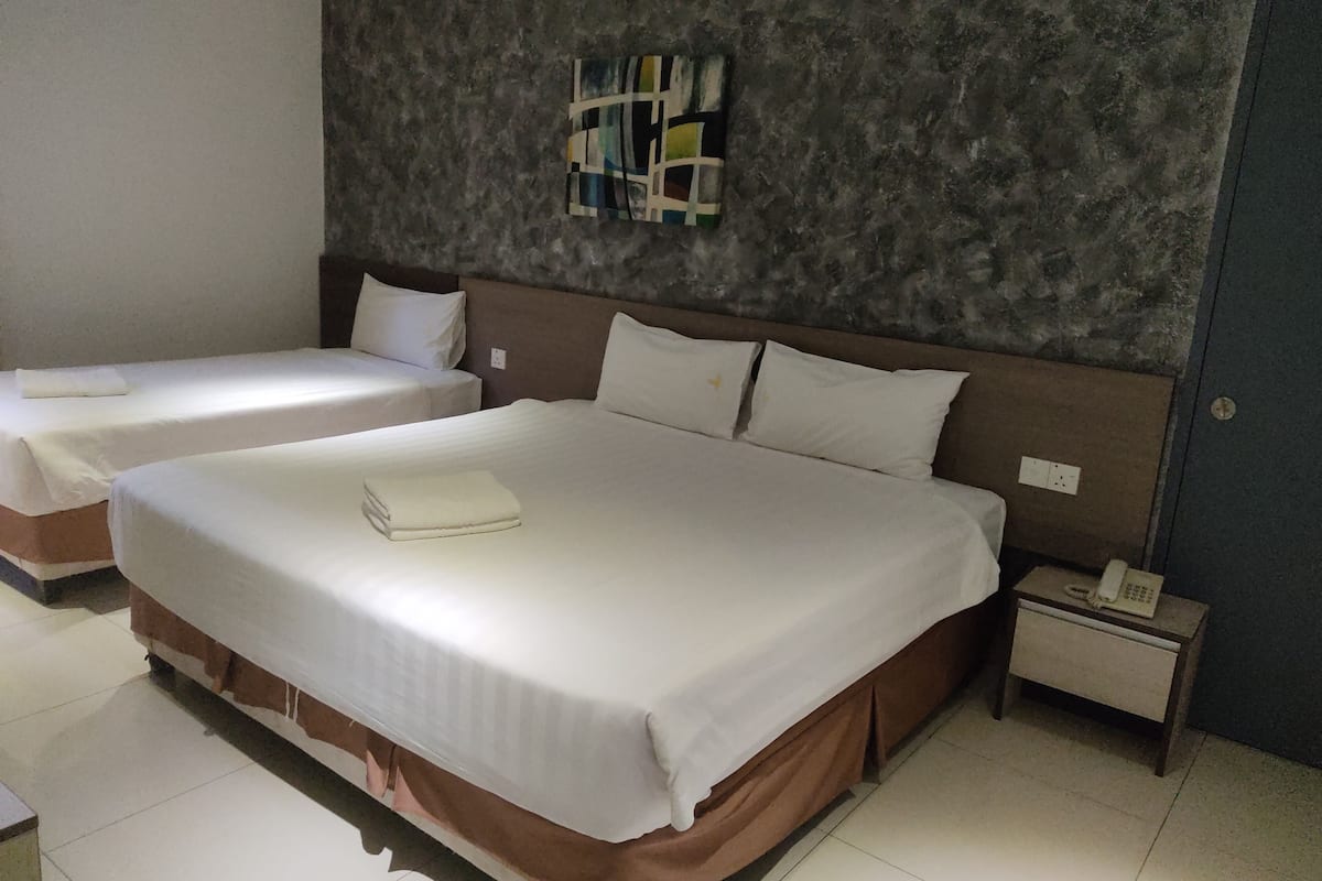 Family Room | Meja, kalis bunyi, seterika/papan seterika, Wi-fi percuma