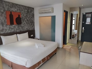 Quarto casal luxo, 1 cama King | Escrivaninha, quartos à prova de som, ferros/tábuas de passar roupa