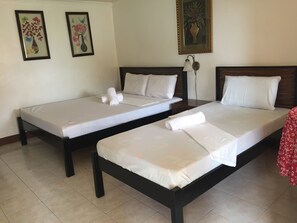 Habitación Deluxe | Caja fuerte, escritorio, camas supletorias