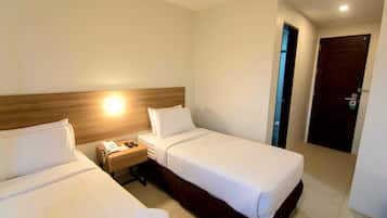 Standard Twin Room | Desk, laptop workspace, soundproofing, free WiFi