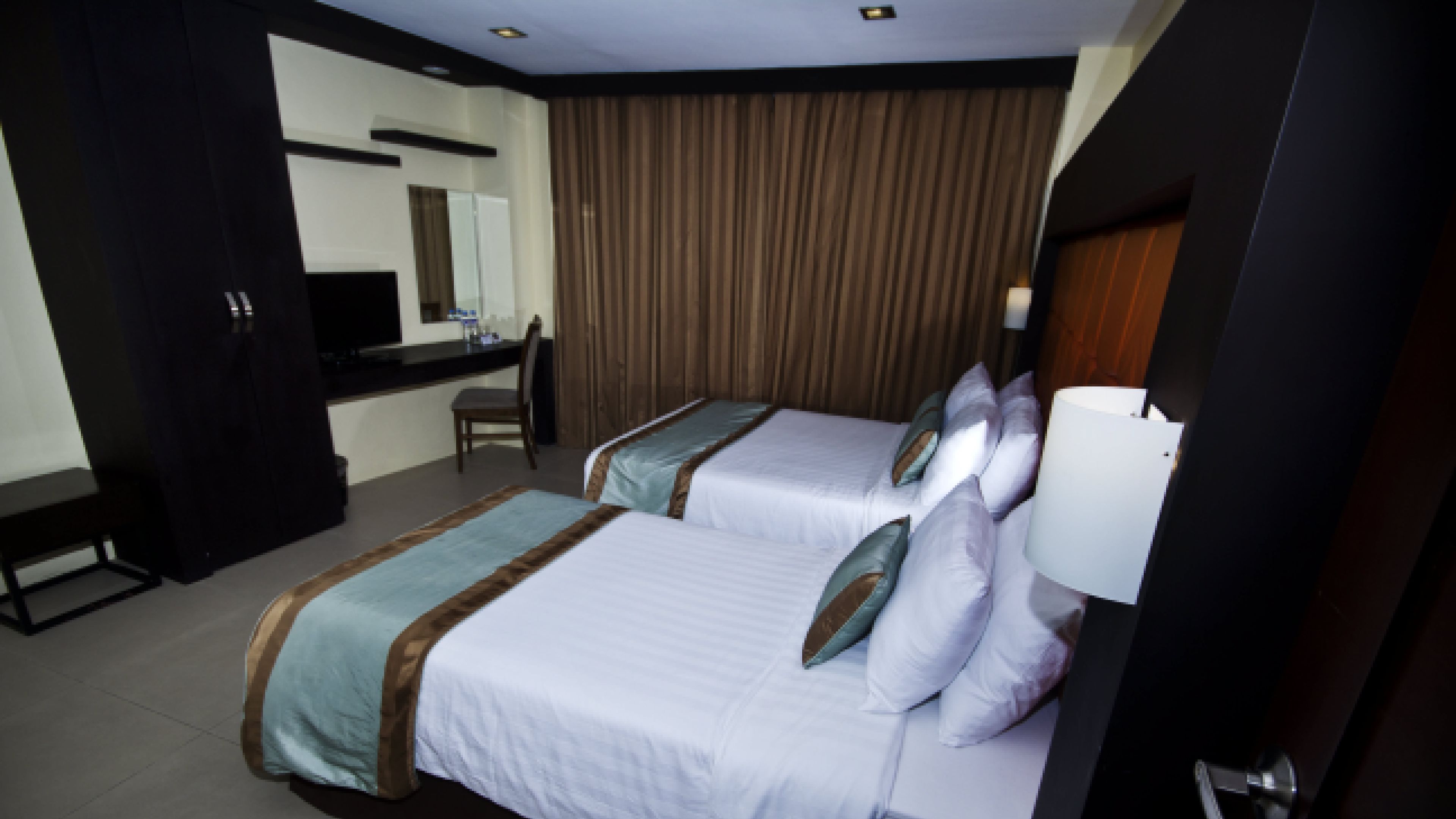 Escritorio y espacio para trabajar con laptop 