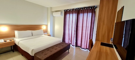 Escritorio y espacio para trabajar con laptop . Mango Suites - Tuguegarao