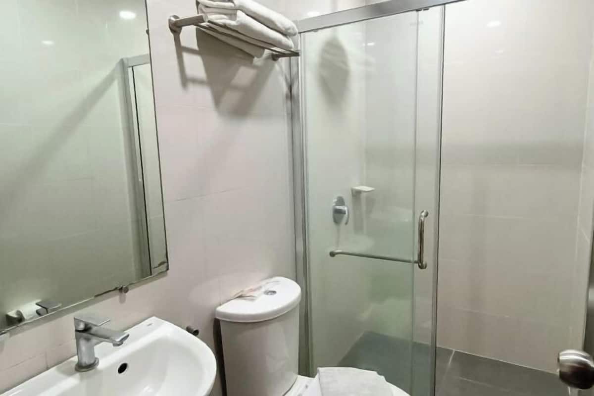 Dusche, kostenlose Toilettenartikel, Bidet, Handtücher
