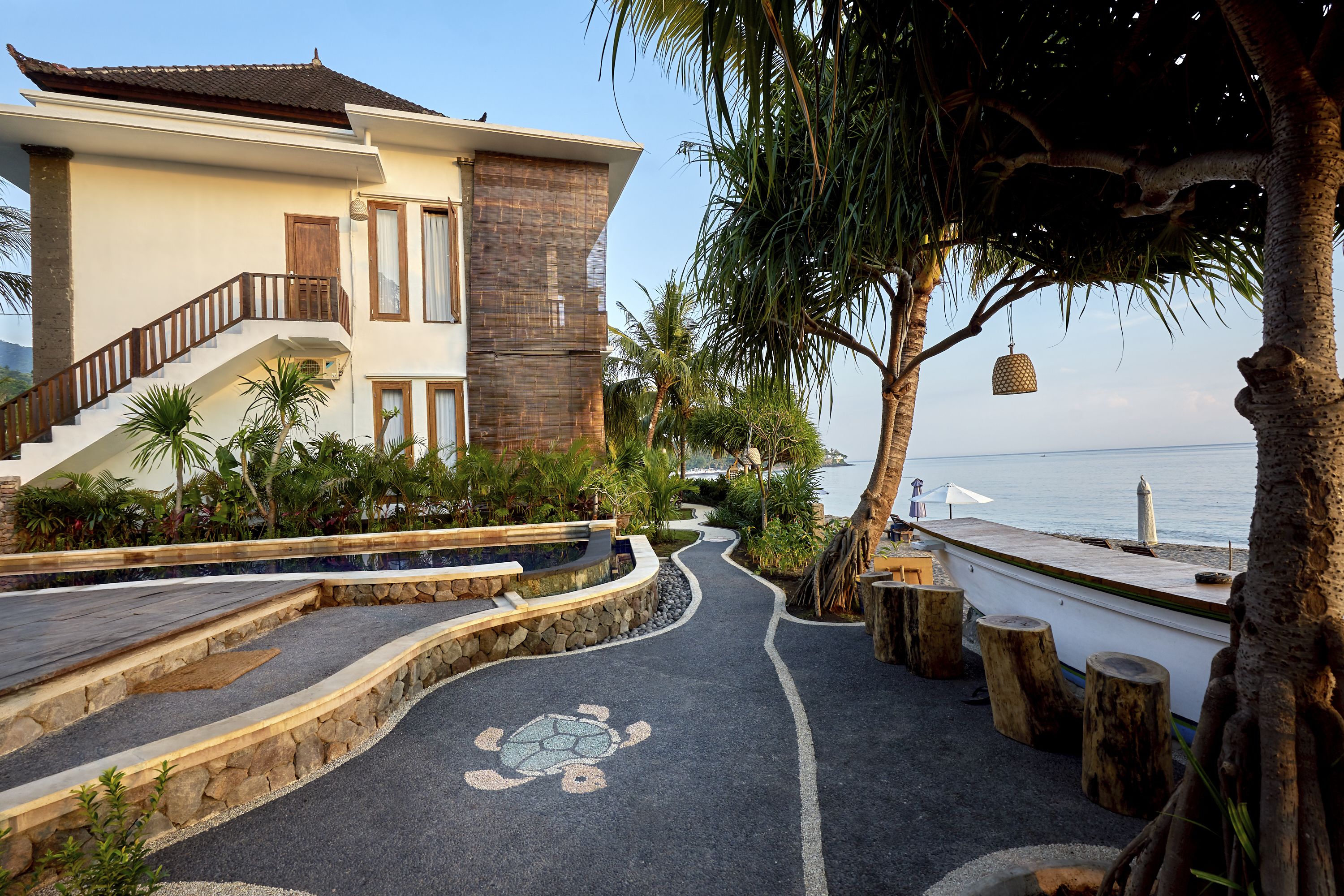 屋外プール、プール パラソル、サンラウンジャー