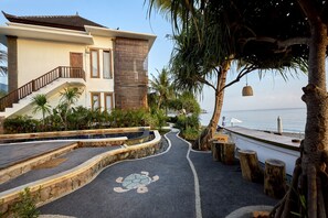 Outdoor pool, pool umbrellas, sun loungers - Vienna Beach Resort (Karangasem)