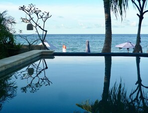 Outdoor pool, pool umbrellas, sun loungers - Vienna Beach Resort (Karangasem)