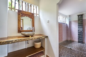 Shower, rainfall showerhead, free toiletries, hair dryer - Vienna Beach Resort (Karangasem)