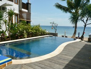 Outdoor pool, pool umbrellas, sun loungers - Vienna Beach Resort (Karangasem)