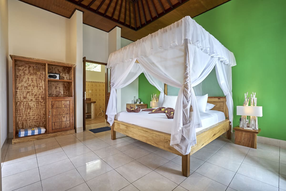 Egyptian cotton sheets, premium bedding, minibar, in-room safe