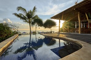 Outdoor pool, pool umbrellas, sun loungers - Vienna Beach Resort (Karangasem)