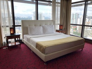Two Bedroom Apartment | 1 bedroom, in-room safe, desk, laptop workspace