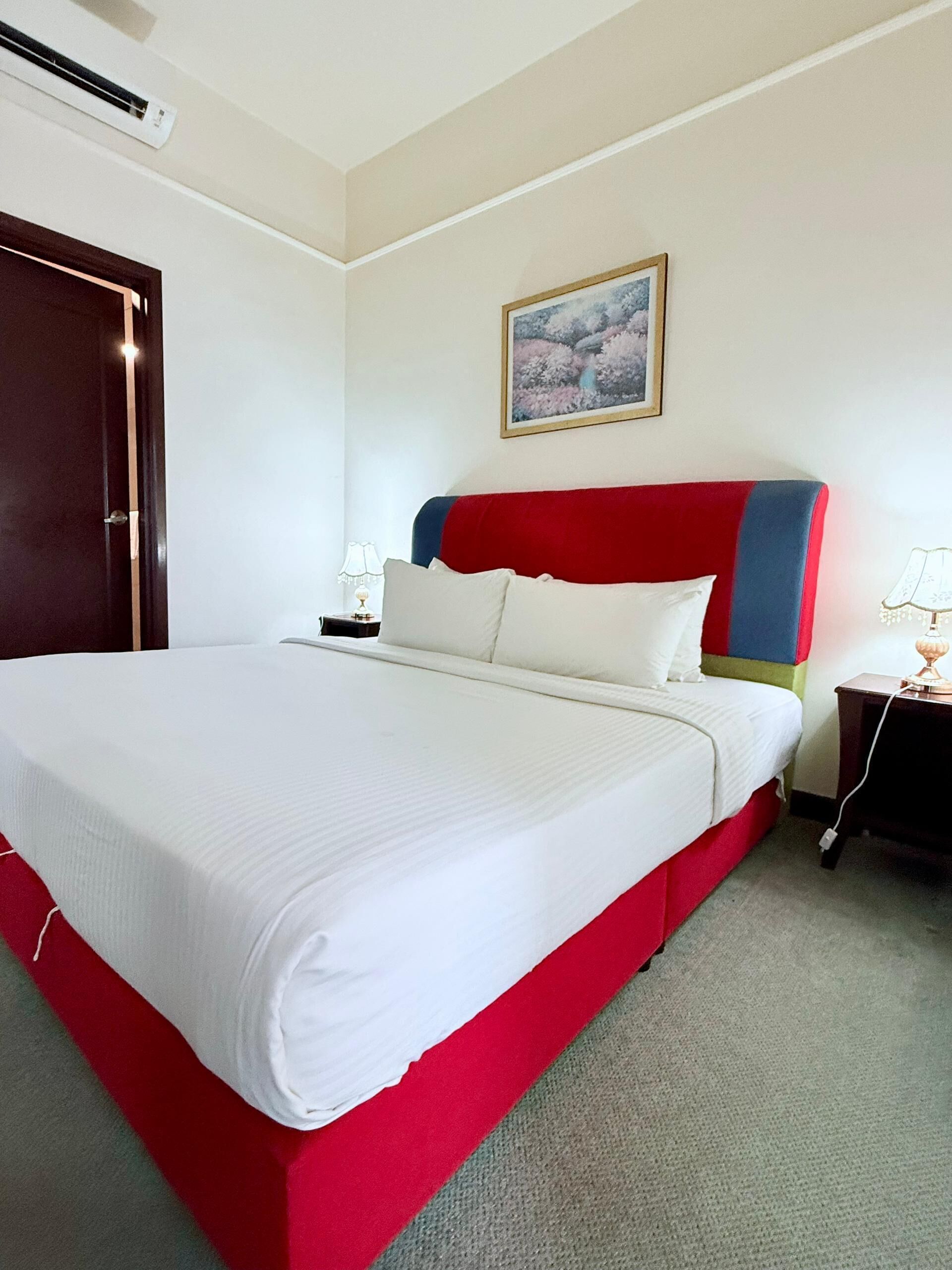 Junior Room | In-room safe, desk, laptop workspace, soundproofing