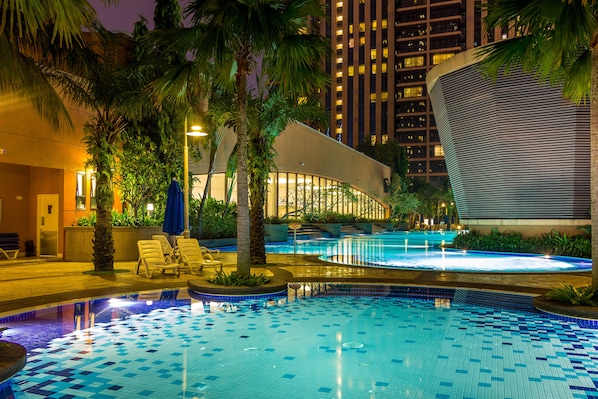 Alberca al aire libre y camastros