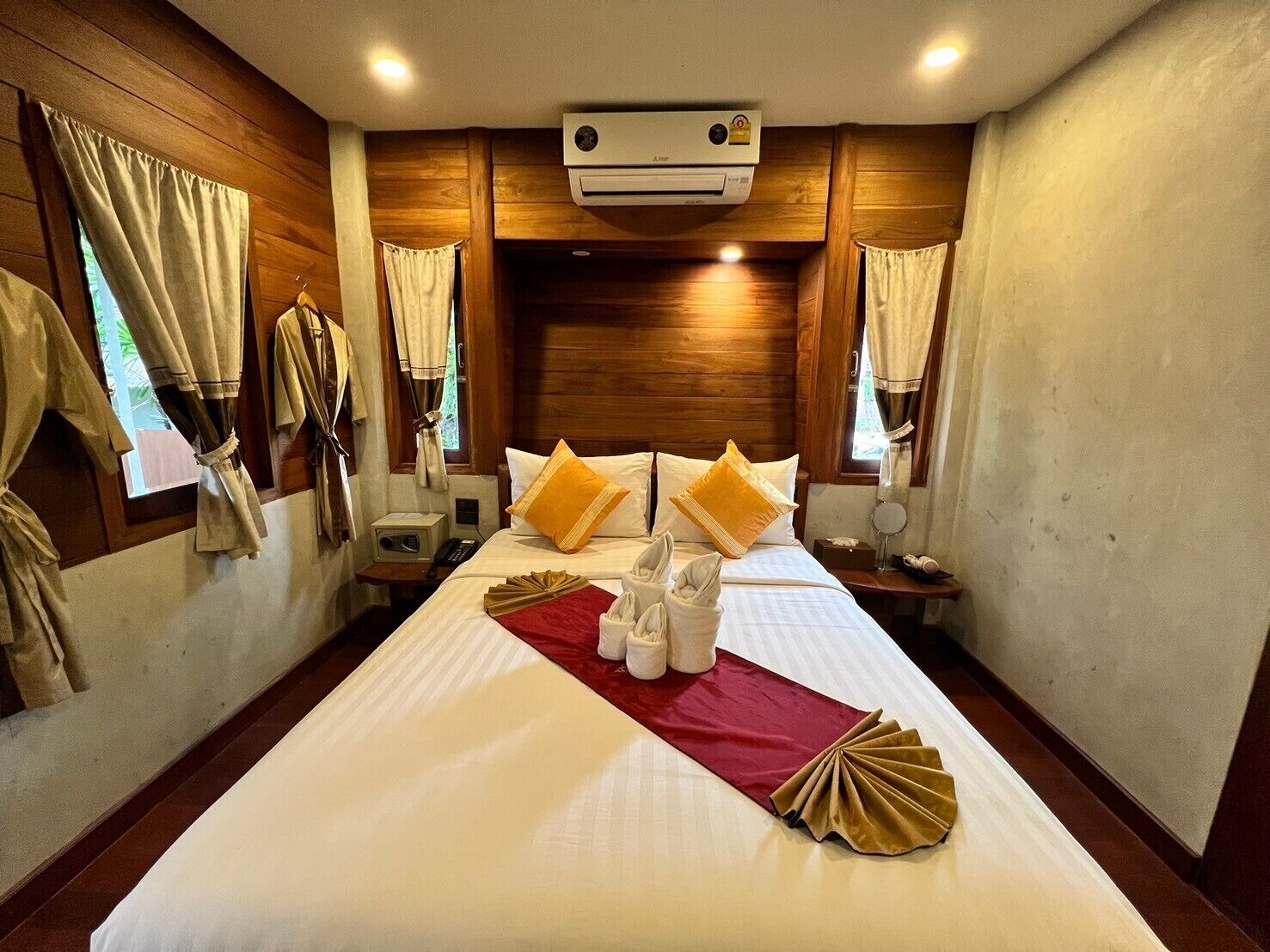 desk, free wifi, bed sheets