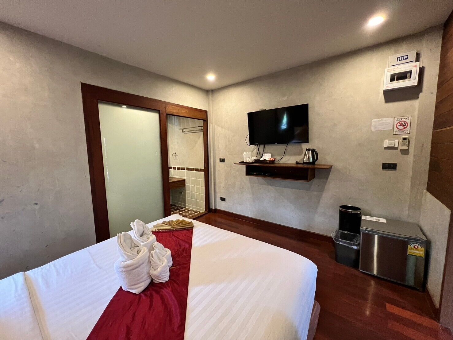 desk, free wifi, bed sheets