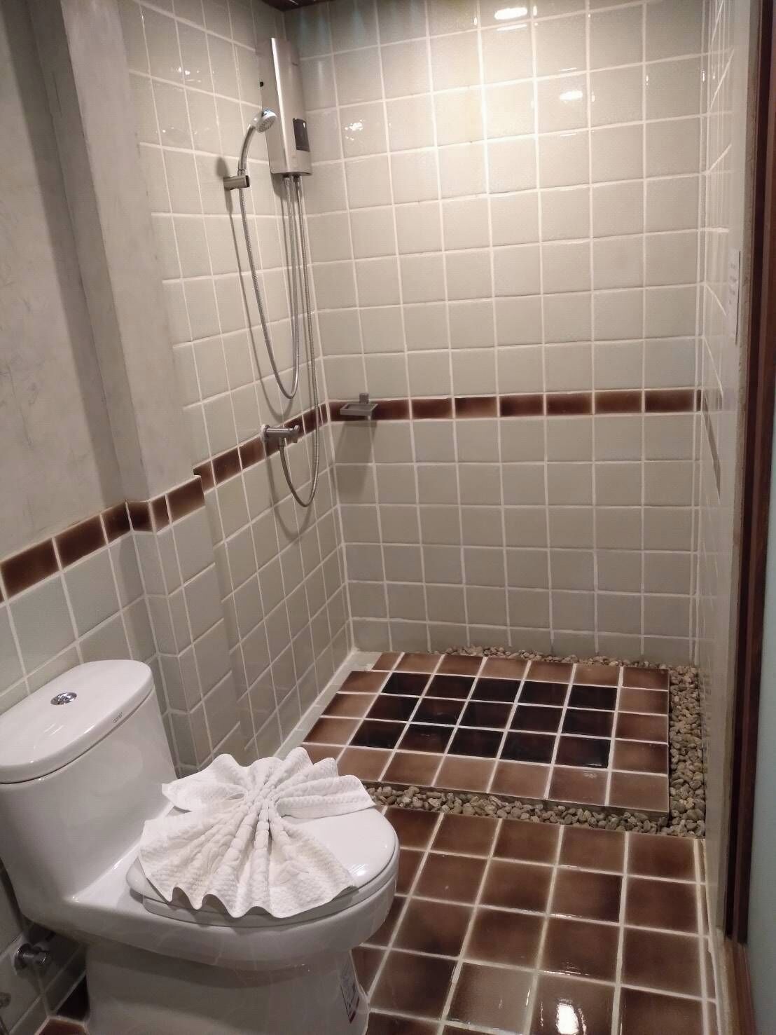 standard double room | bathroom | shower, free toiletries, hair dryer, bathrobes