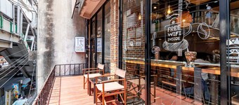Thonglor Travellers Hostel & Cafe