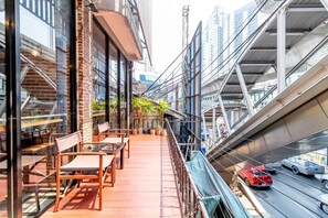 Exterior - Thonglor Travellers Hostel & Cafe (Bangkok)