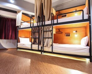4-Bed Mixed Dormitory Room | Soundproofing, free WiFi, bed sheets - Thonglor Travellers Hostel & Cafe (Bangkok)