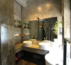 Shower, free toiletries, towels - Thonglor Travellers Hostel & Cafe (Bangkok)