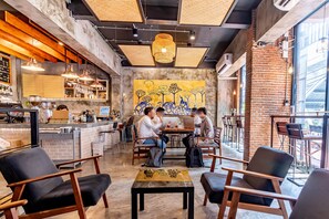 Lobby - Thonglor Travellers Hostel & Cafe (Bangkok)