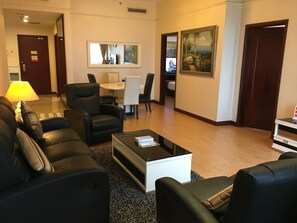 ดีลักซ์อพาร์ทเมนท์, 2 ห้องนอน, วิวเมือง | บริเวณนั่งเล่น | ทีวีจอแอลซีดี, เครื่องเล่นดีวีดี