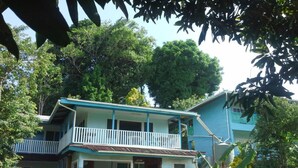 A two-story building with a balcony and a flat roof. - Rekona Lodge (Gizo)
